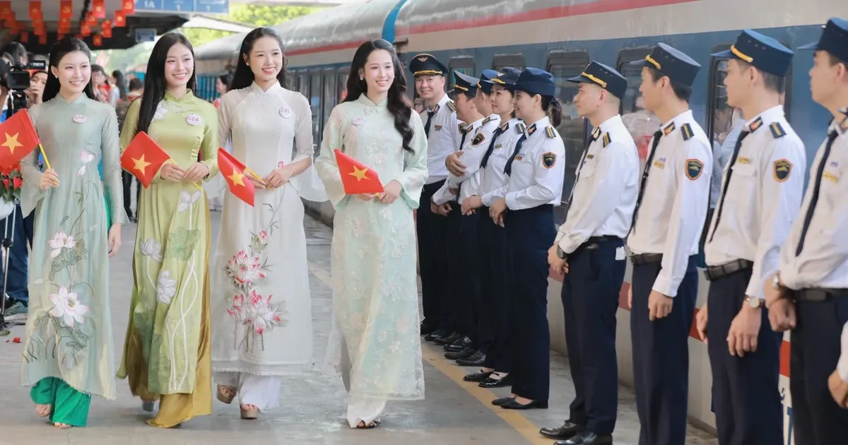 53 hoa hậu tỏa sáng trên sàn catwalk độc đáo tại Ga Hà Nội