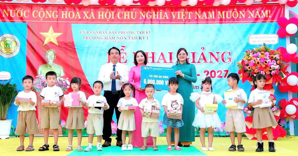 Hơn 3 tỷ đồng học bổng tiếp sức học sinh dịp khai giảng