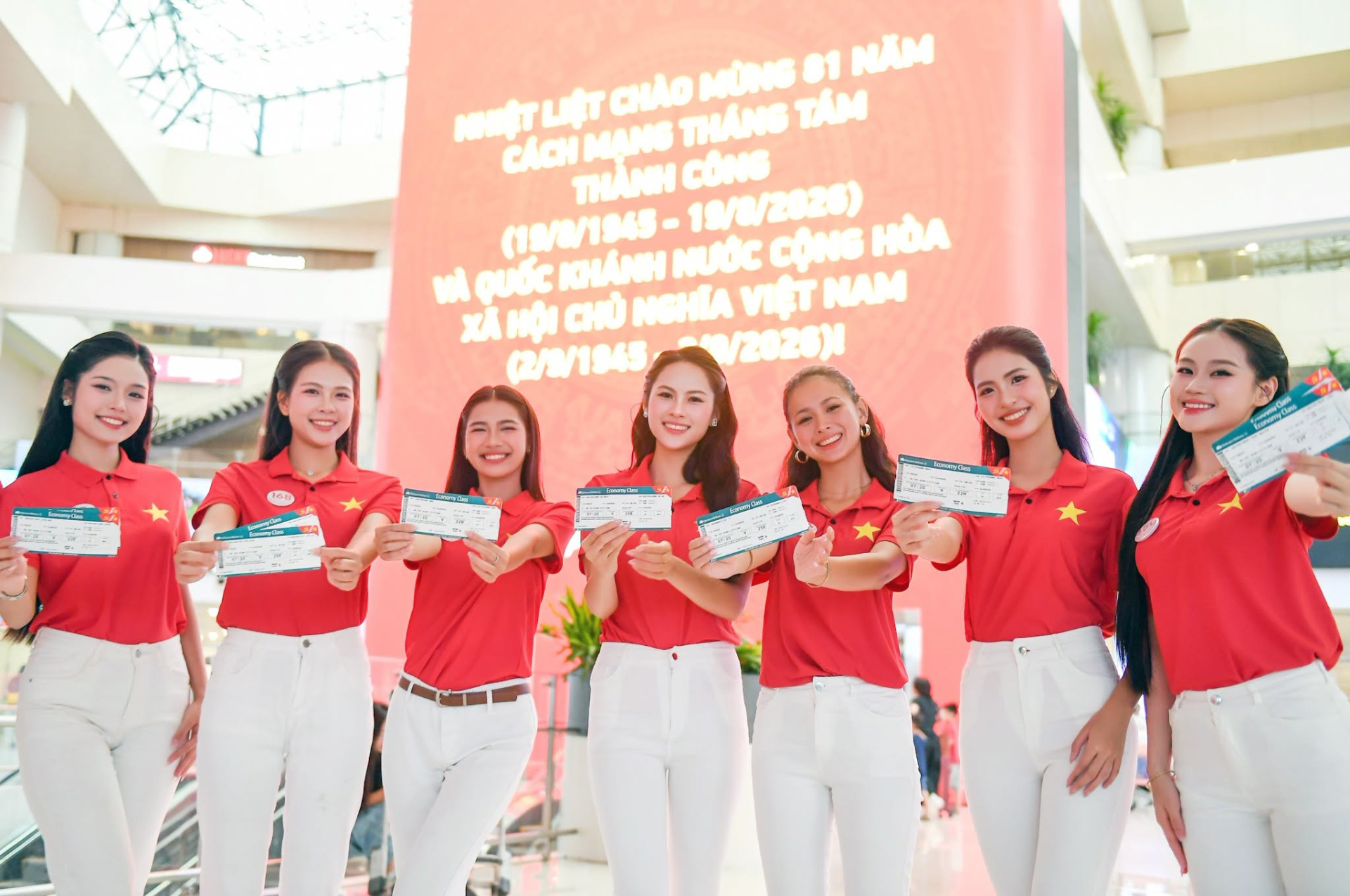Khuyến mãi dịp 2/9: Vé máy bay giảm giá và trải nghiệm lễ hội trên bầu trời