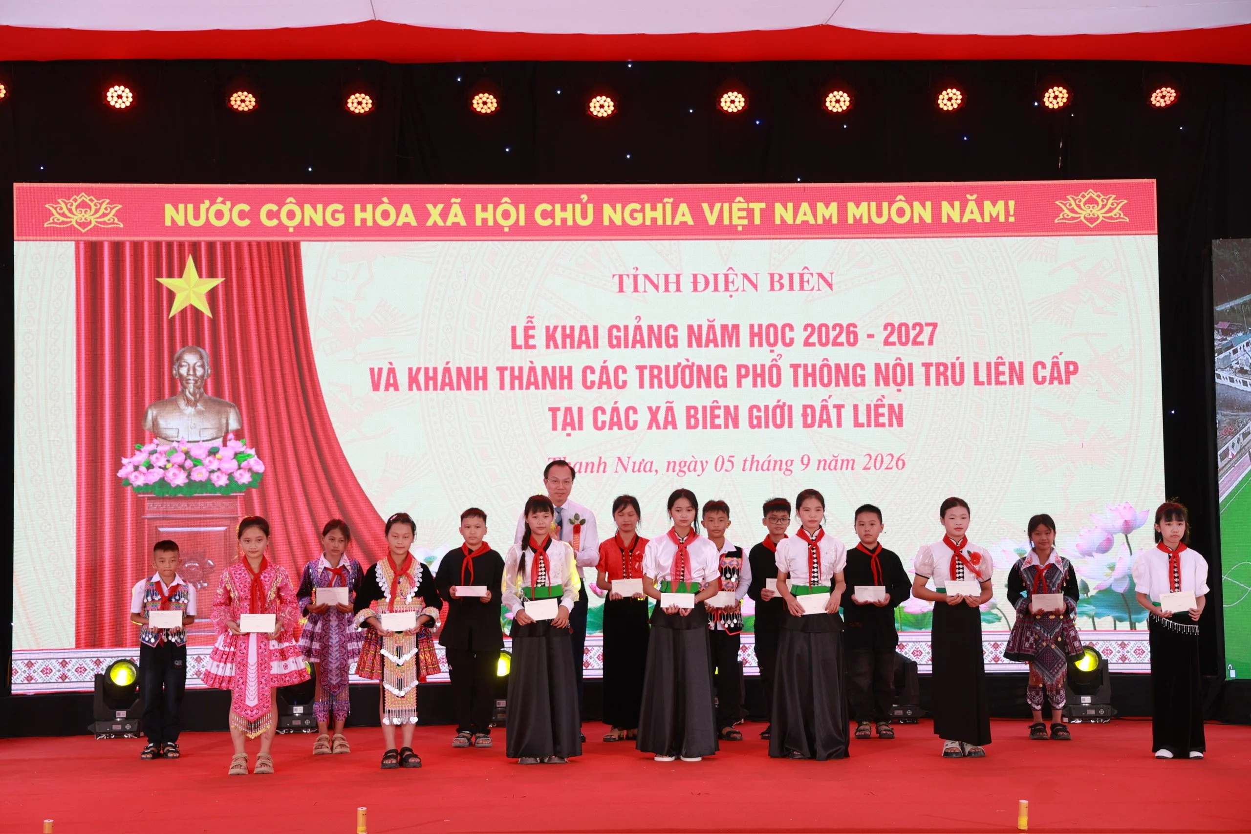 Sách giáo khoa đến tay học sinh vùng biên: khi trường nội trú Điện Biên mở cánh cửa tri thức