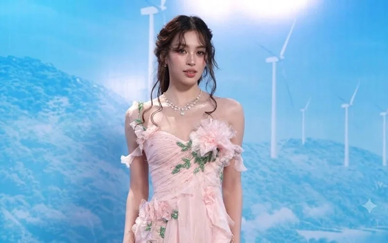 Hoa hậu tỏa sáng trên sàn diễn váy cưới haute couture