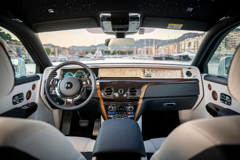 Xe điện siêu sang: Lạc Hồng 900 LX hay Rolls-Royce Spectre Series II?