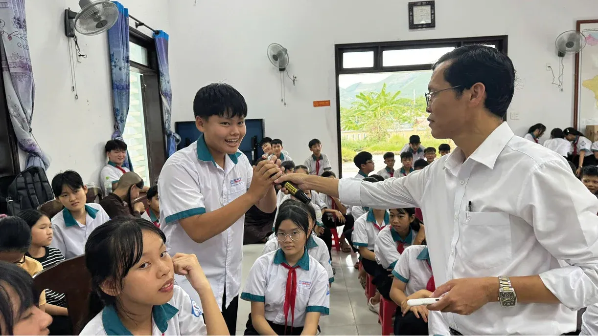 Hỗ trợ học sinh vùng lũ: Từ học bổng đến năng lực ứng phó
