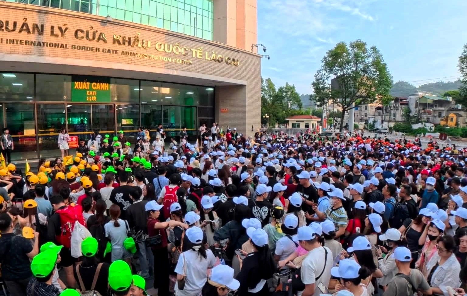 Hàng nghìn du khách Việt xếp hàng ở Lào Cai để khám phá Vân Nam: Điều gì đang hút khách?
