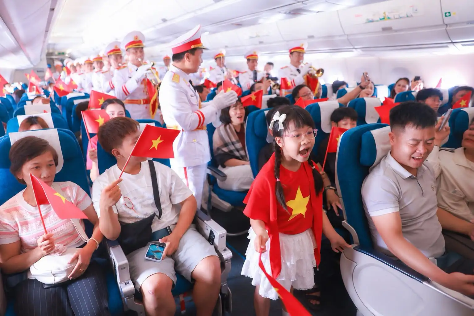 Khuyến mãi dịp 2/9: Vé máy bay giảm giá và trải nghiệm lễ hội trên bầu trời