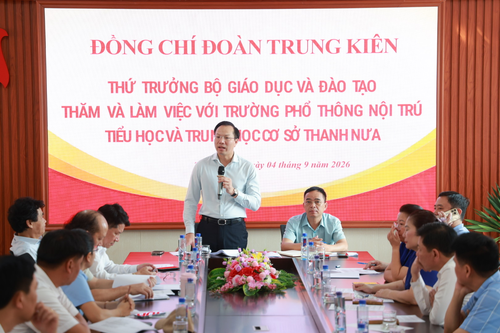 Sách giáo khoa đến tay học sinh vùng biên: khi trường nội trú Điện Biên mở cánh cửa tri thức