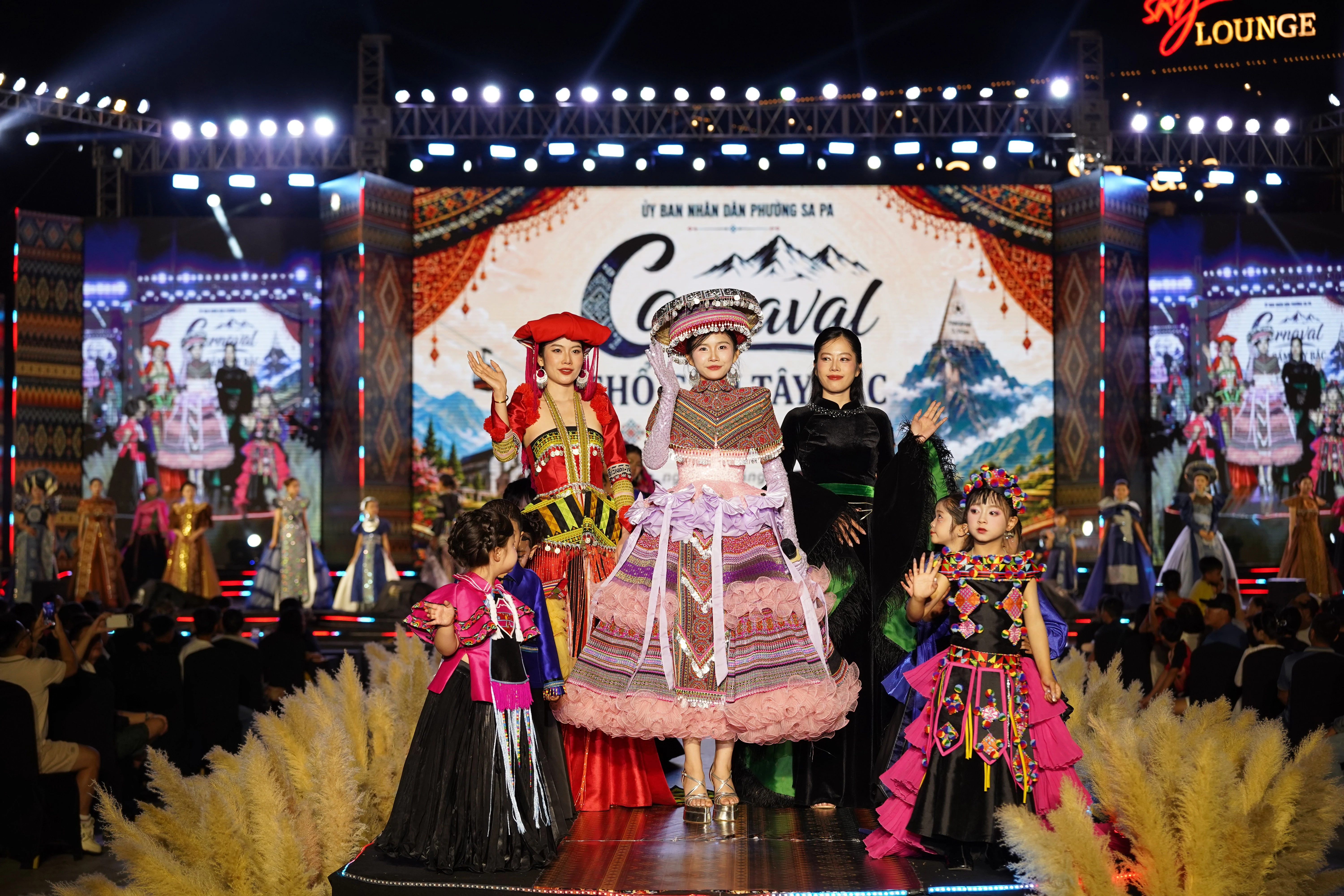 Carnaval Thổ cẩm Tây Bắc: Khi di sản bước lên sàn diễn quốc tế