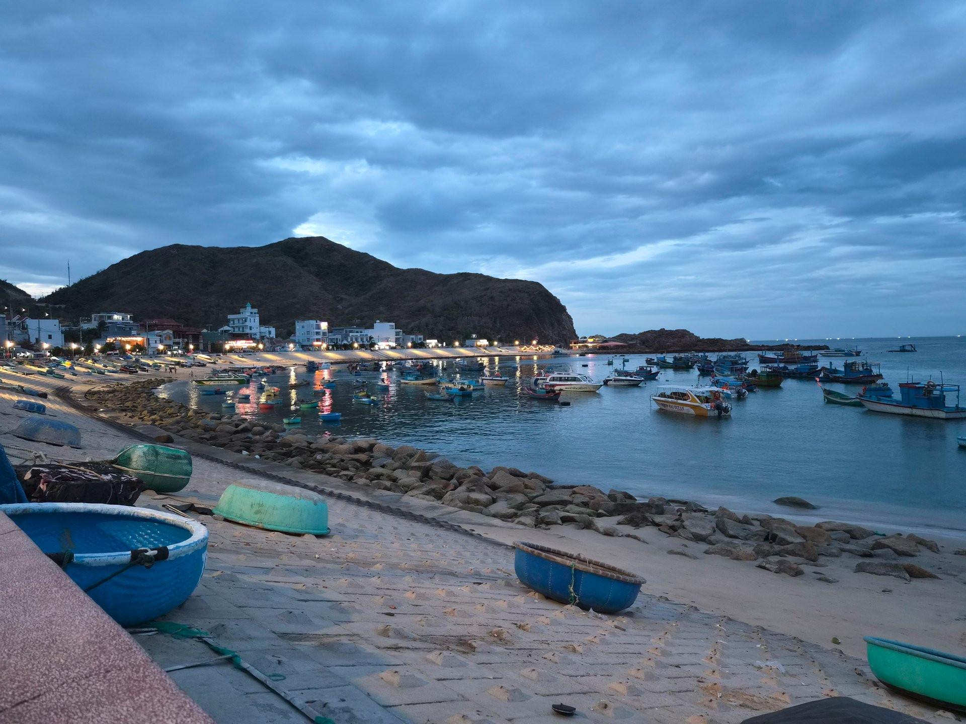 Galaxy S26 FE trong thực tế: camera sự kiện và solo travel có xứng tầm?