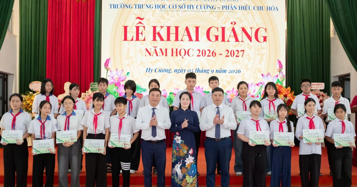 Thư viện Xanh và học bổng Cùng em tiến bước: bước đệm cho học sinh khó khăn