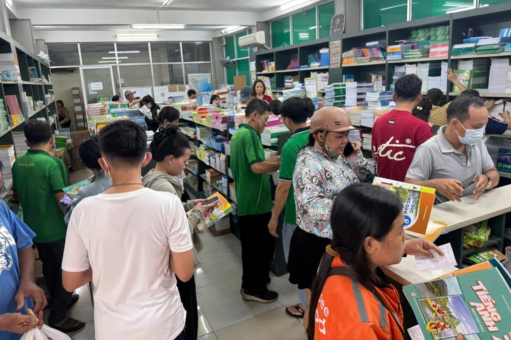 Tại sao phụ huynh vẫn phải xếp hàng mua sách giáo khoa sau khai giảng