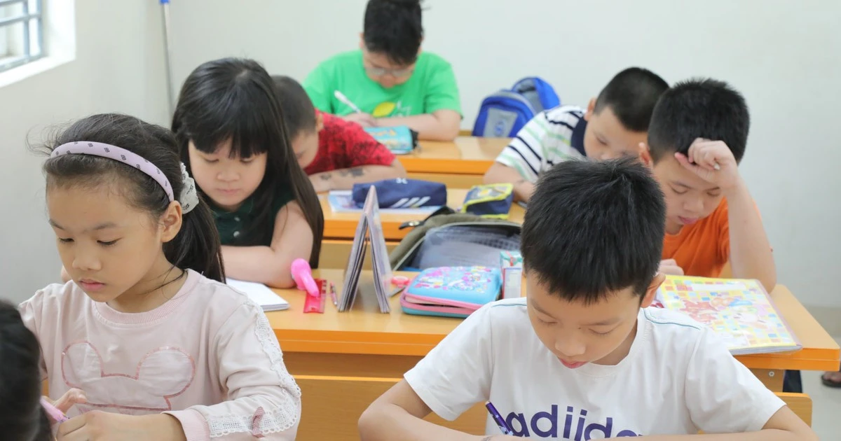 Giáo viên dạy thêm chéo môn cho học sinh của mình: được hay không?