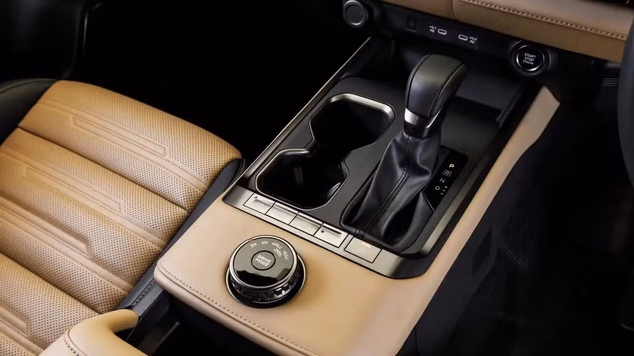 Mitsubishi Pajero thế hệ mới trở lại: Cửa nào trước Everest và Prado?
