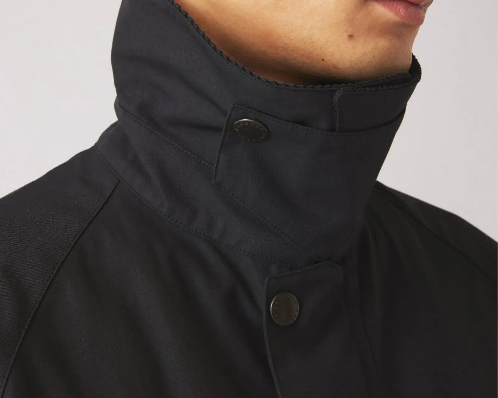 Áo khoác cổ điển quay trở lại: Napoleon, Barbour và khăn lụa cho mùa thu đông