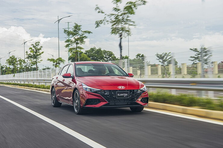 Hyundai Elantra giá từ 579 triệu: Cơ hội vàng ở sedan hạng C?