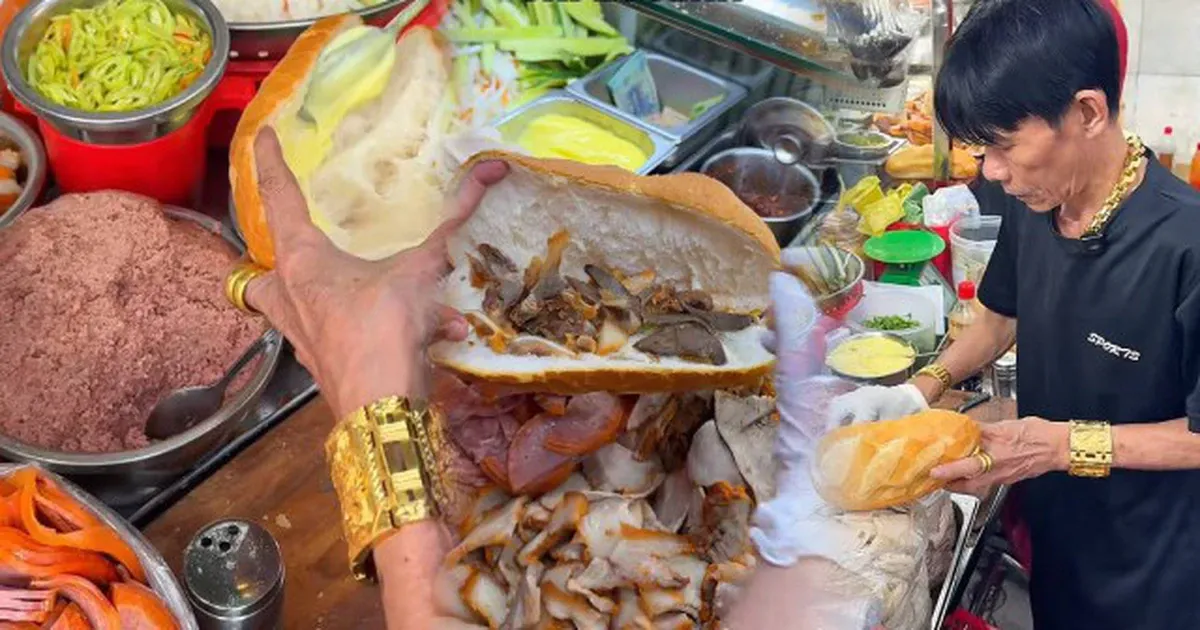Bánh mì phá lấu Xóm Chiếu: vàng trĩu cổ và câu chuyện giữ hồn ẩm thực đường phố