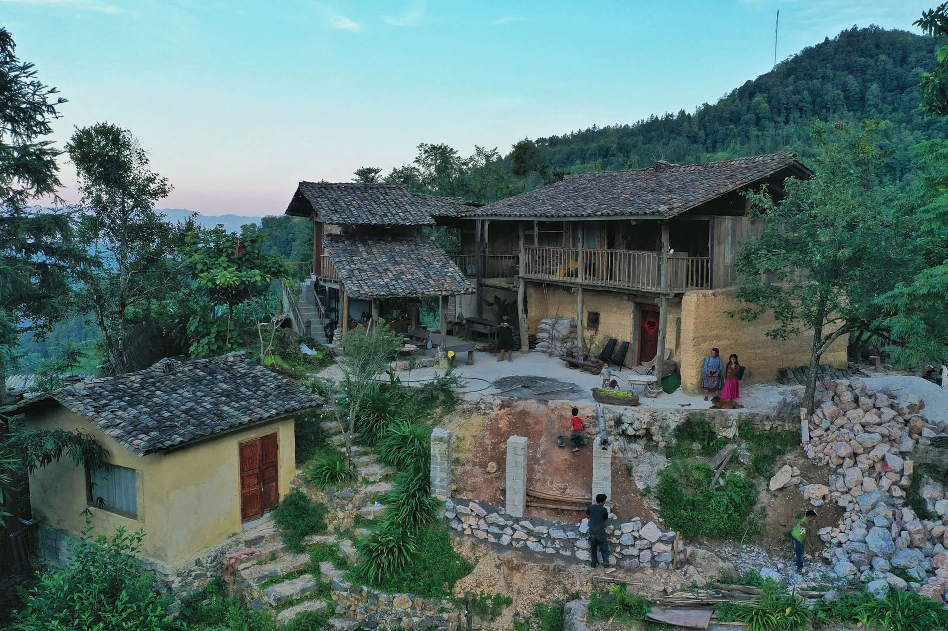 Từ nhà kho cũ và căn nhà lụp xụp thành homestay hiện đại