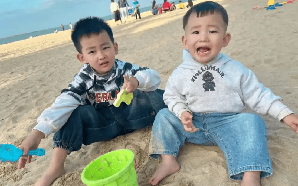 Sự hiện diện của cha mẹ và chiếc gương cảm xúc bên trong trẻ