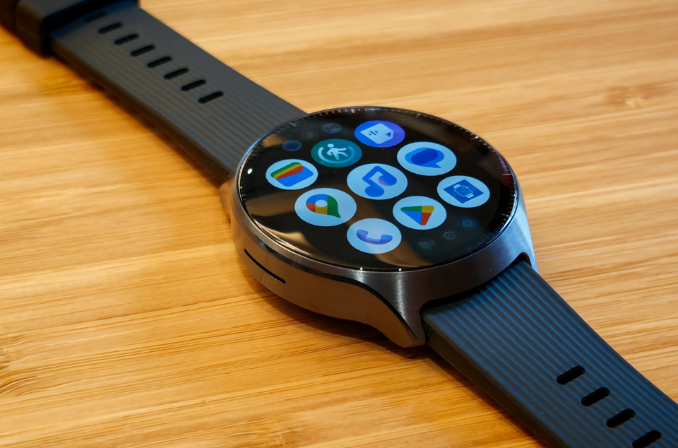 Moto Watch Ultra: cú tái xuất tham vọng của Motorola