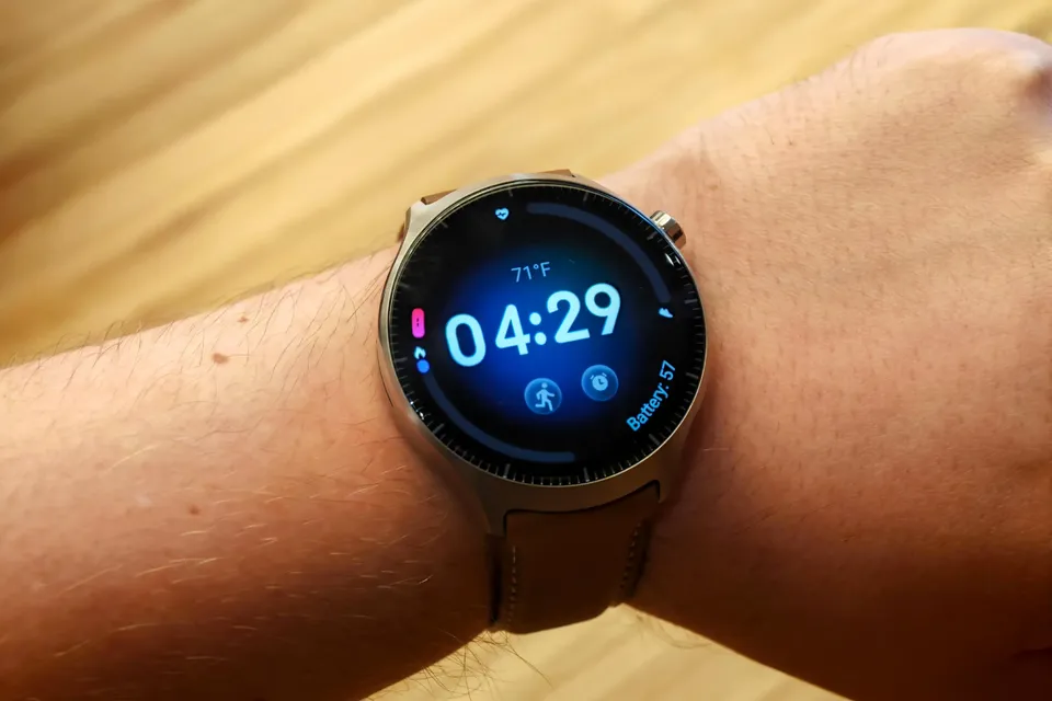 Moto Watch Ultra: cú trở lại tham vọng của đồng hồ thông minh Motorola