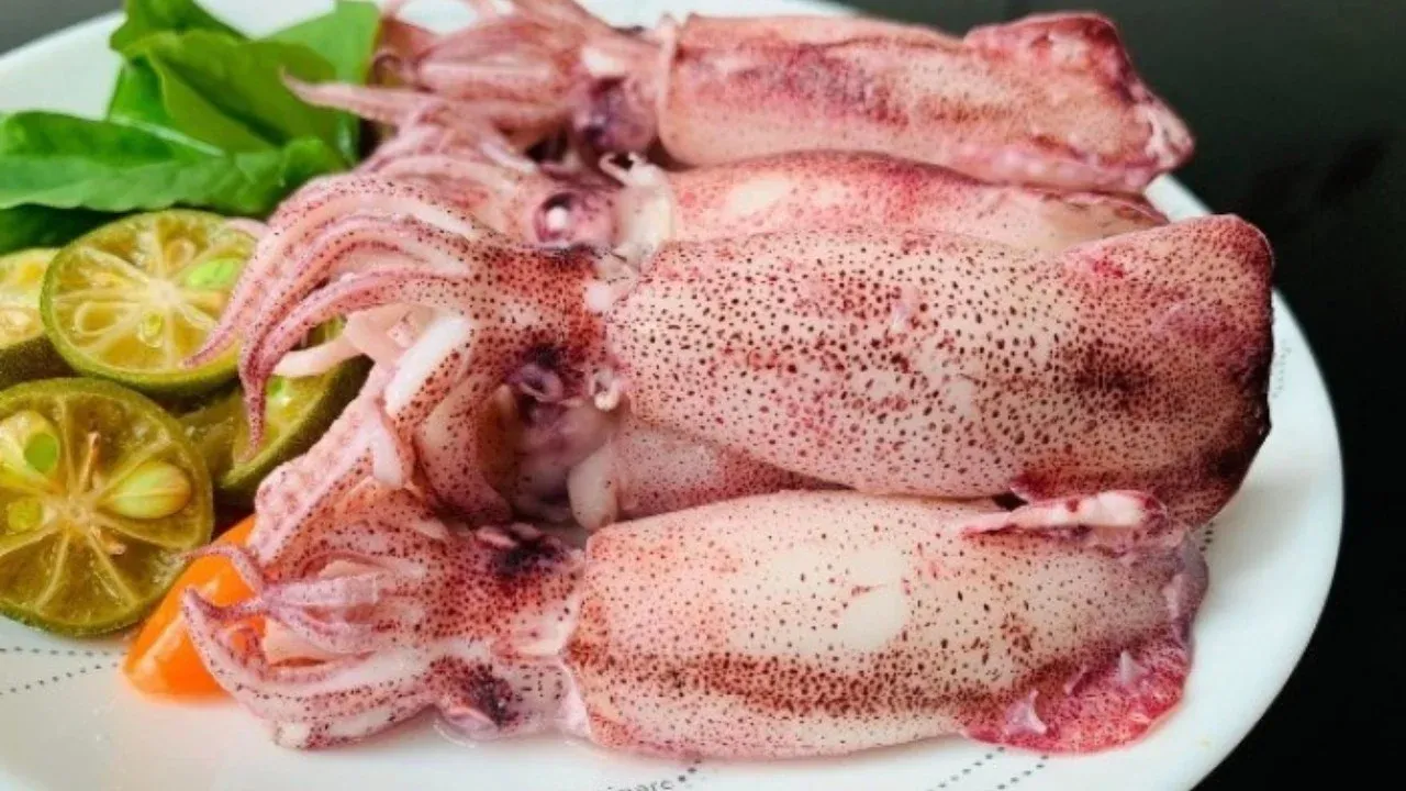 Luộc mực ngon giòn ngọt không tanh: bí quyết chọn gia vị và căn thời gian