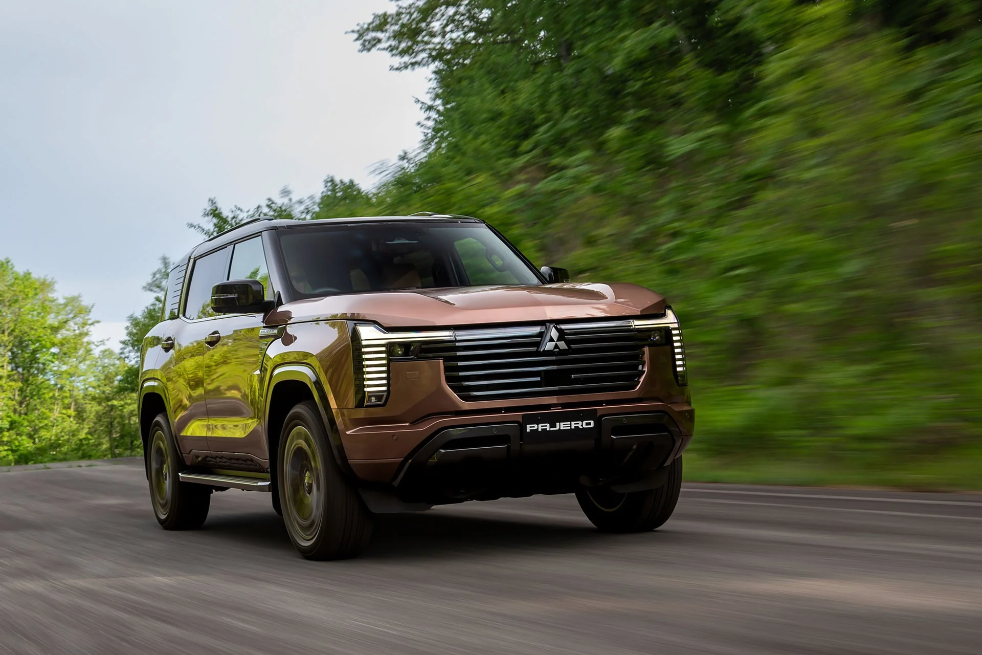Pajero tái xuất: khung gầm Triton, địa hình và cuộc đấu SUV cỡ lớn