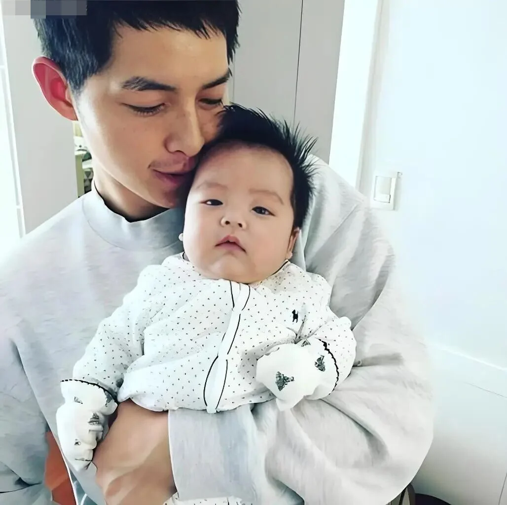 Song Joong-ki sau ly hôn: Từ tâm bão dư luận đến gia đình bình yên