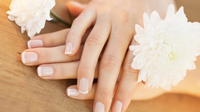 Những dấu hiệu cảnh báo móng tay đang bị tổn thương và cách phục hồi