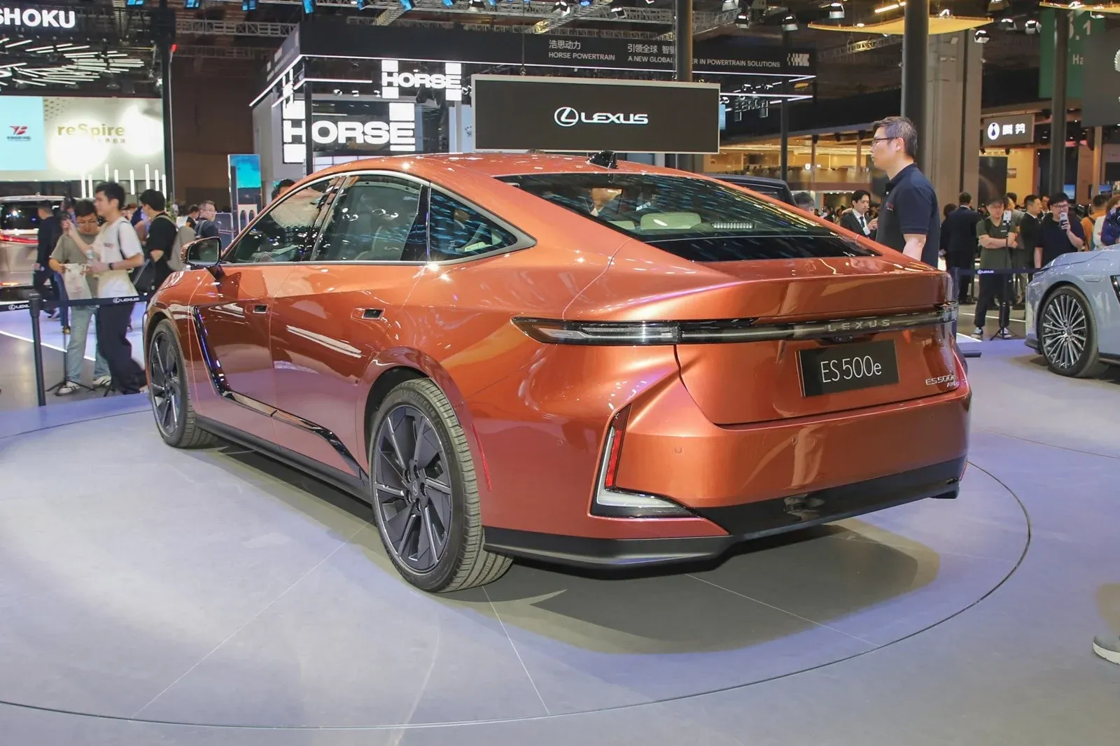 Lexus ES 500e ra mắt: sedan điện hạng sang có xứng giá gần 3 tỷ?