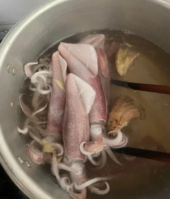 Mực luộc ngon giòn, ngao nhả sạch cát: bí quyết sơ chế đúng cách