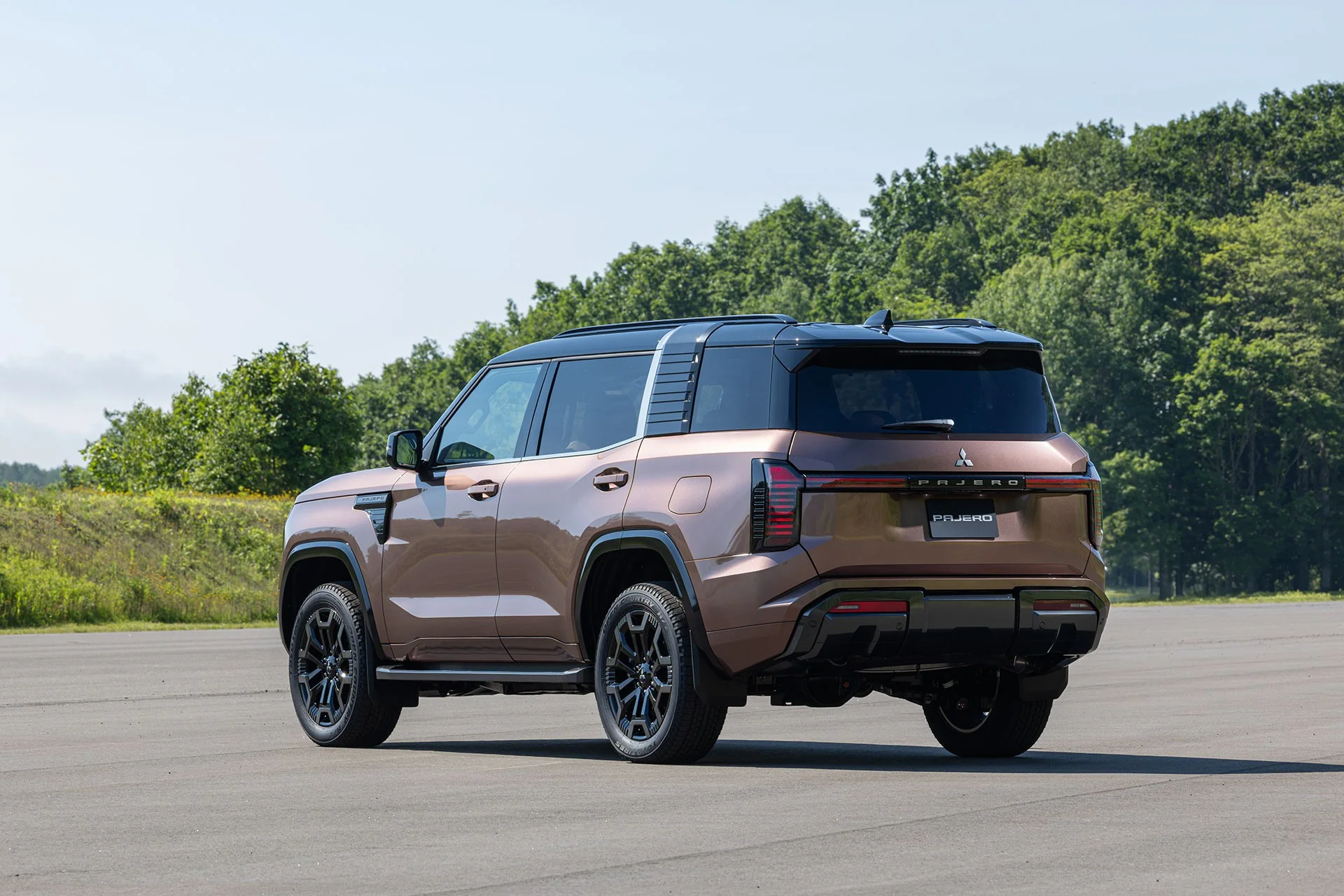 Pajero tái xuất: khung gầm Triton, địa hình và cuộc đấu SUV cỡ lớn