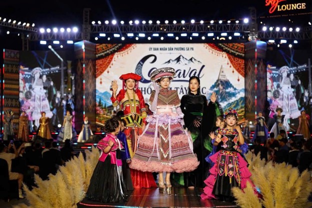 Carnaval Thổ cẩm Tây Bắc: Khi di sản bước lên sàn diễn quốc tế