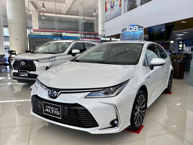 Toyota Corolla Altis giá từ 725 triệu: chọn 1.8G, 1.8V hay 1.8 HEV?