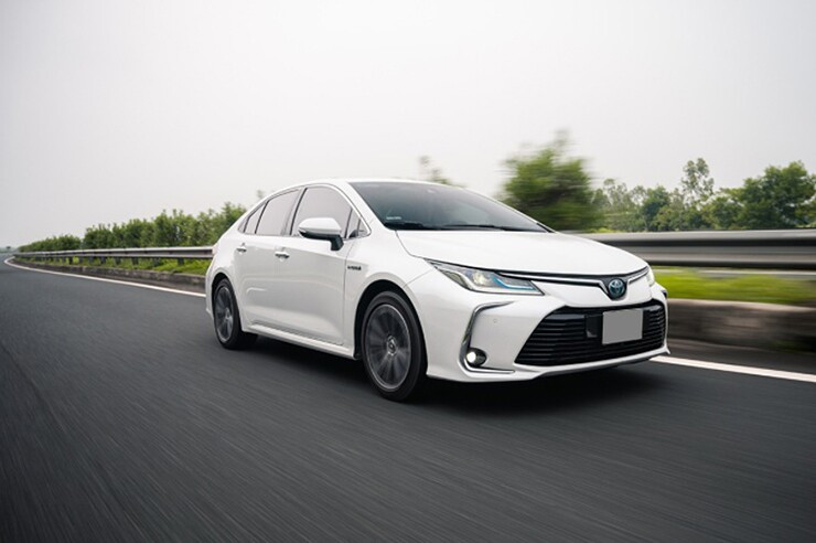 Toyota Corolla Altis Hybrid: Tiết kiệm xăng hay tốn tiền pin?