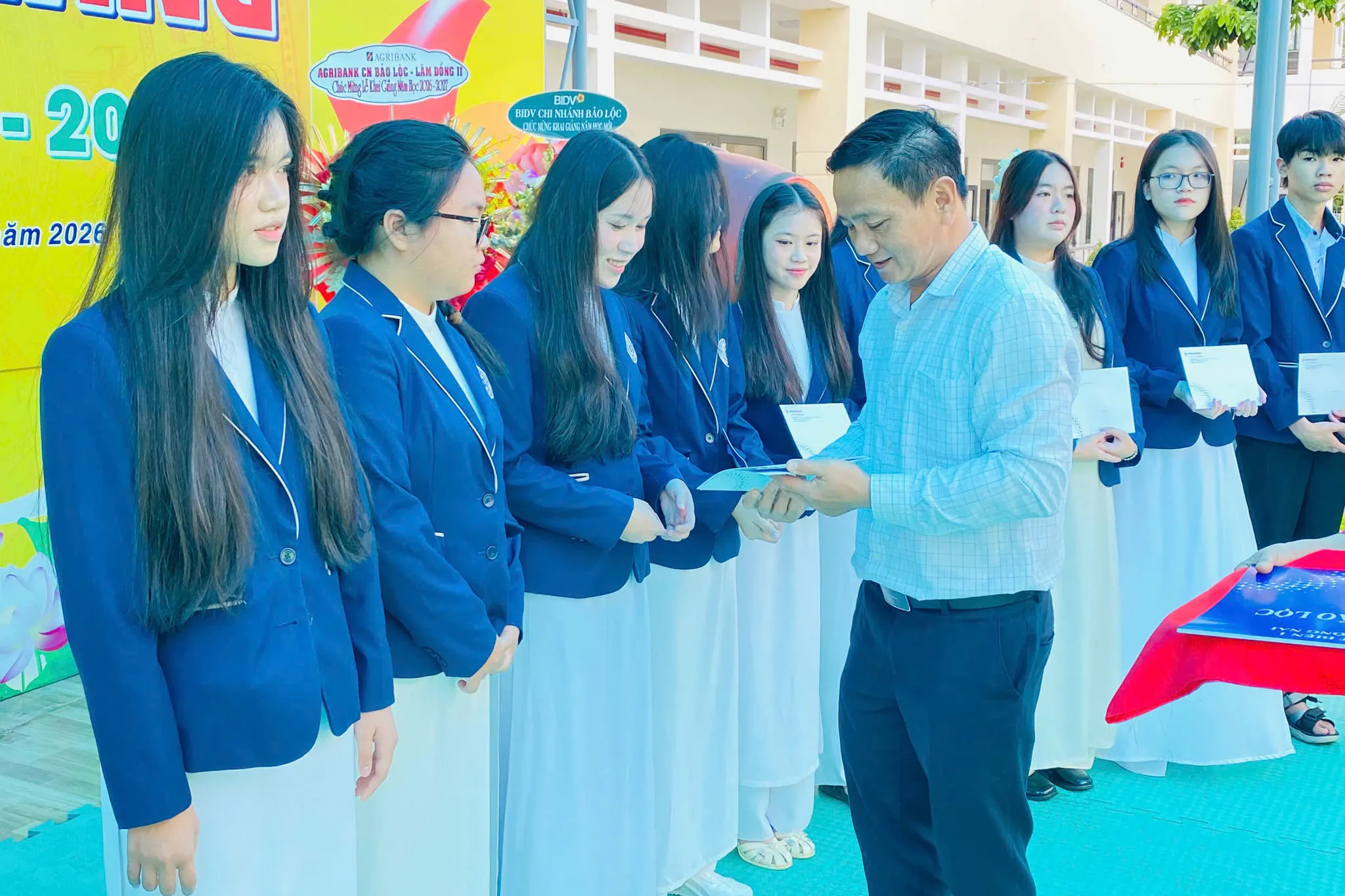 Hơn 3 tỷ đồng học bổng và 260 suất hỗ trợ: cơ hội nào cho học sinh khó khăn?