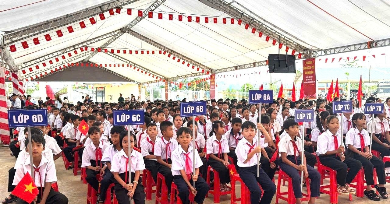 Giáo viên vượt 18km đường rừng để giữ lễ khai giảng cho học sinh vùng biên