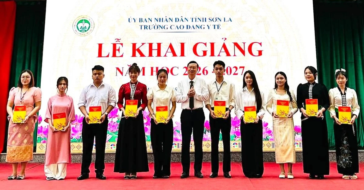 Học bổng khai giảng: điểm tựa cho học sinh khó khăn