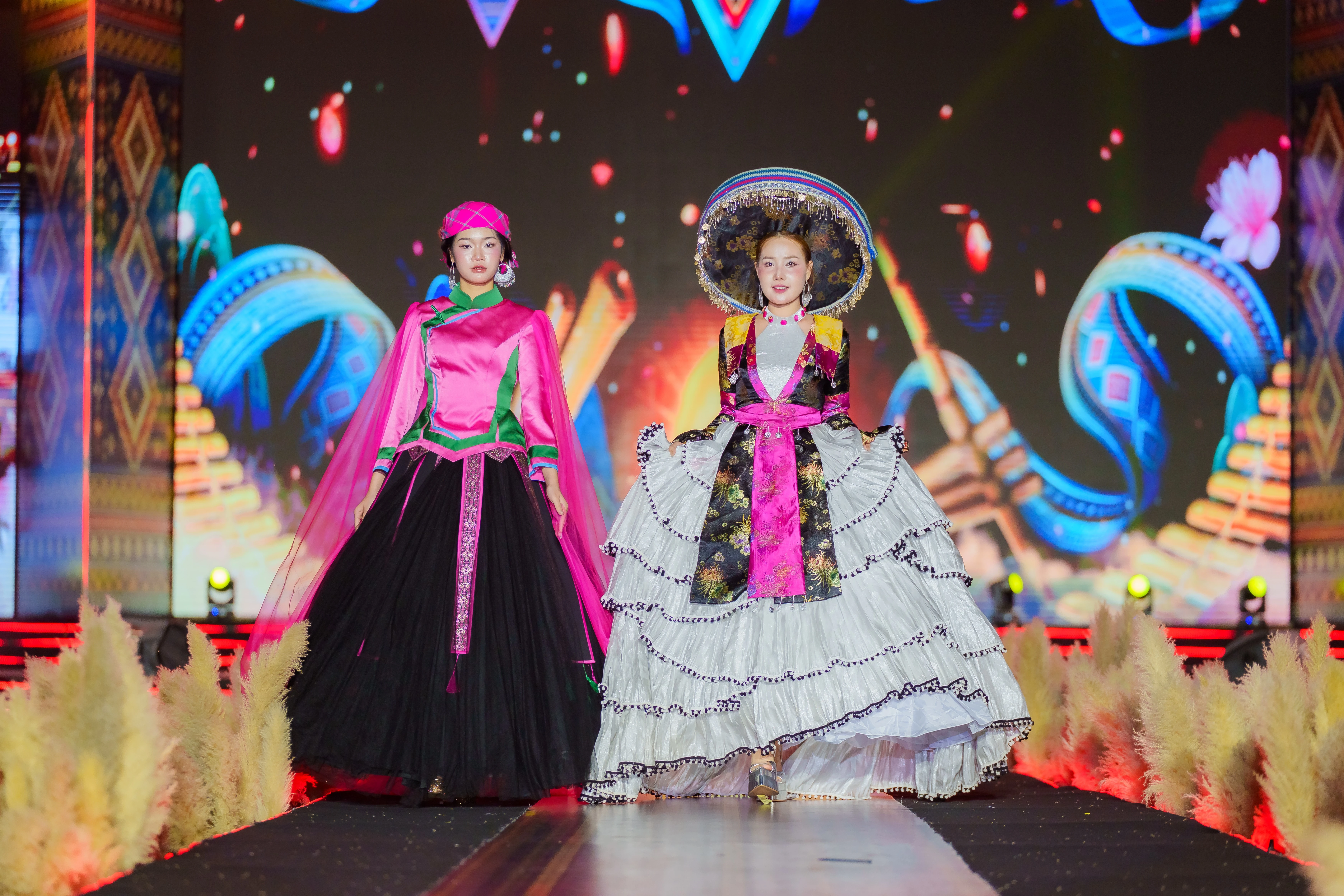 Carnaval Thổ cẩm Tây Bắc: Khi di sản bước lên sàn diễn quốc tế