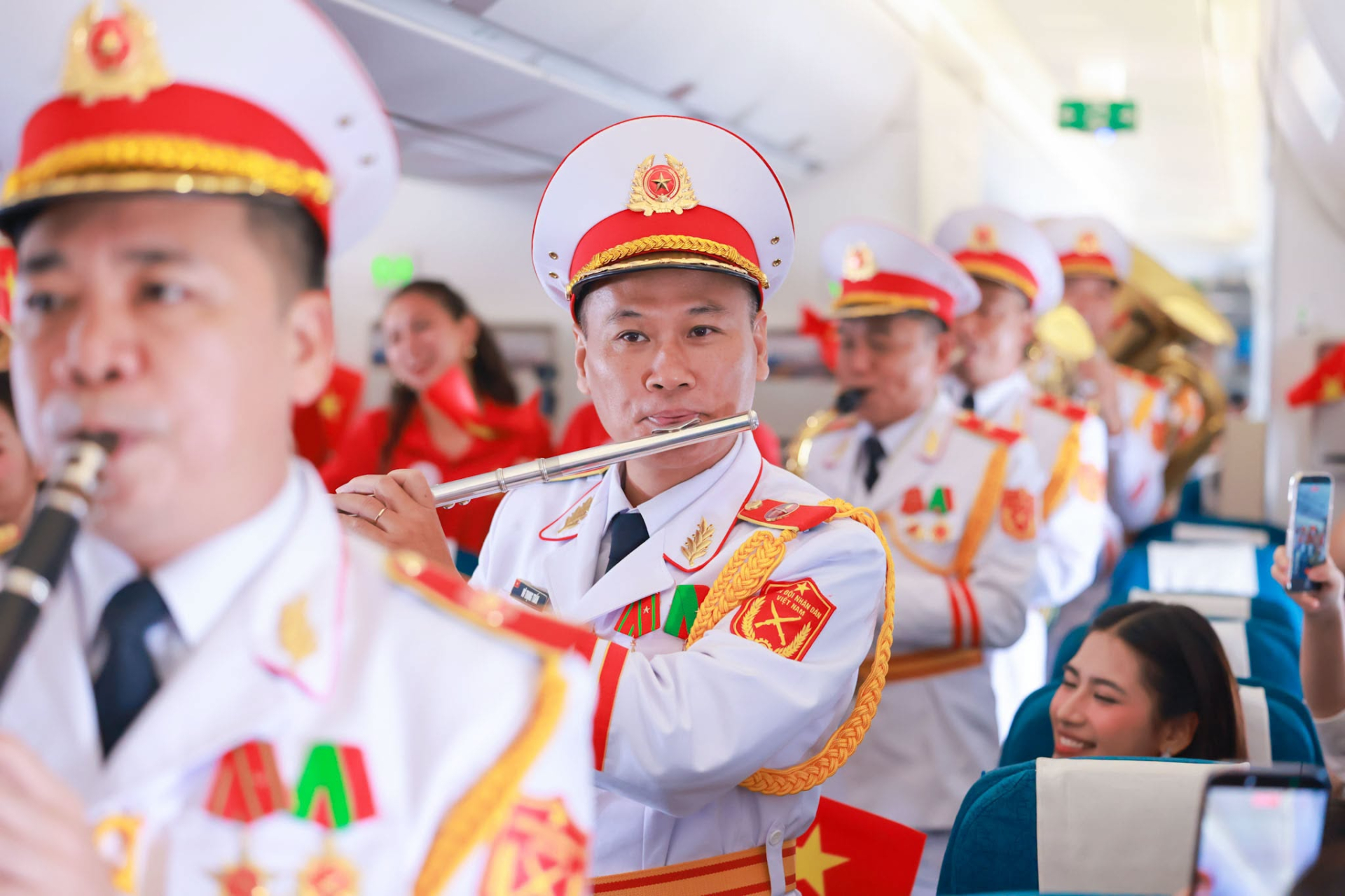 Khuyến mãi dịp 2/9: Vé máy bay giảm giá và trải nghiệm lễ hội trên bầu trời
