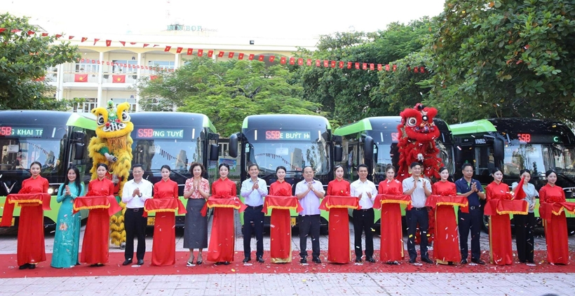 Xe buýt điện miễn phí cho học sinh ở Quảng Ninh: bài toán tiết kiệm chi phí đi học mỗi ngày