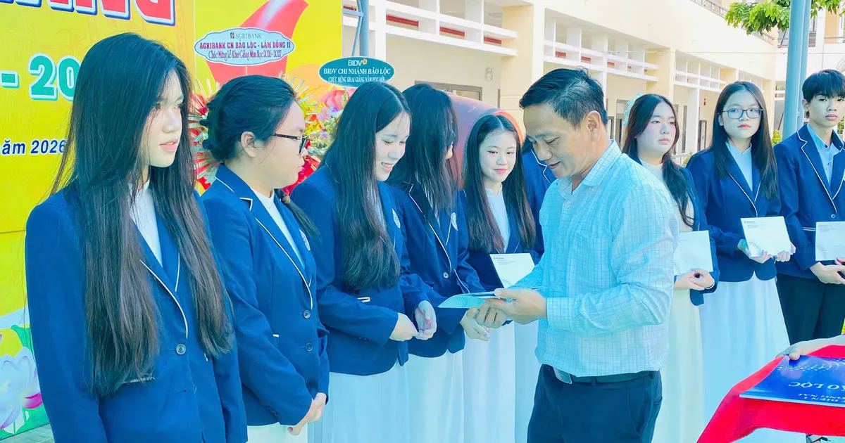 Công ty Thủy điện Đồng Nai trao học bổng tiếp sức học sinh khó khăn