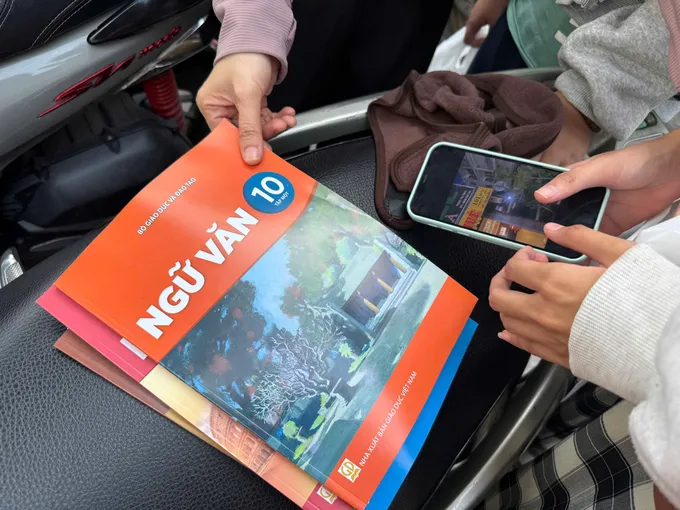 Phụ huynh xếp hàng mua sách giáo khoa từng cuốn sau khai giảng