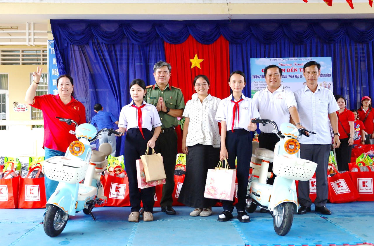 Cảnh sát địa phương hỗ trợ học sinh khó khăn: Từ cặp sách đến xe đạp và học bổng