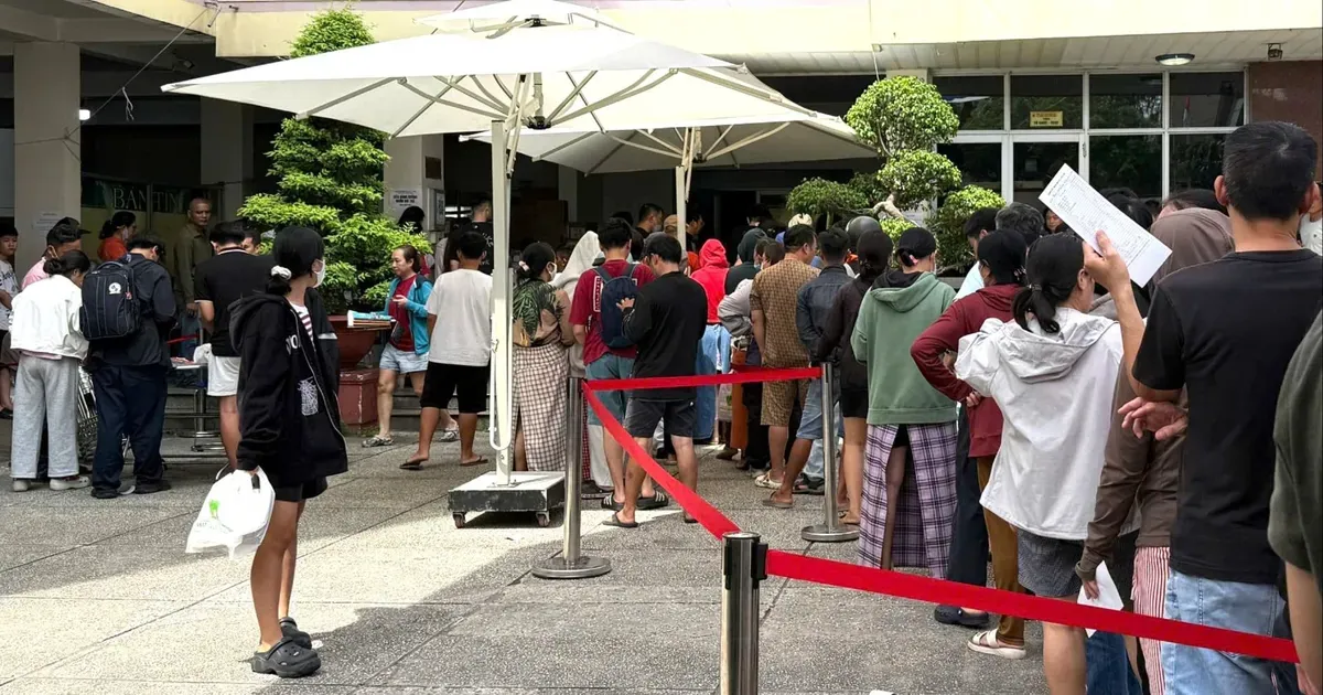 Phụ huynh xếp hàng mua sách giáo khoa từng cuốn sau khai giảng