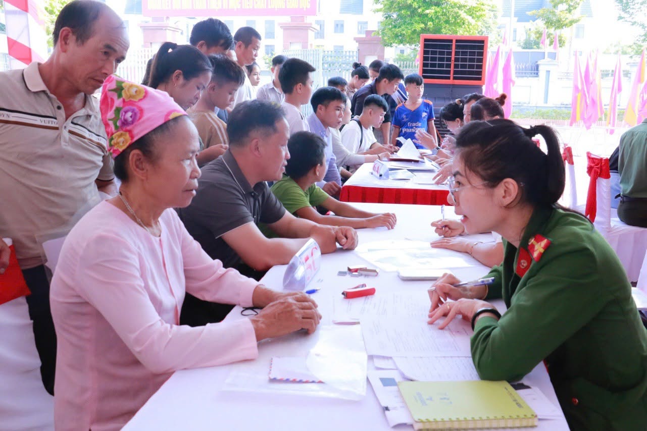 Học sinh vùng sâu vượt núi trăm cây số để đến lớp