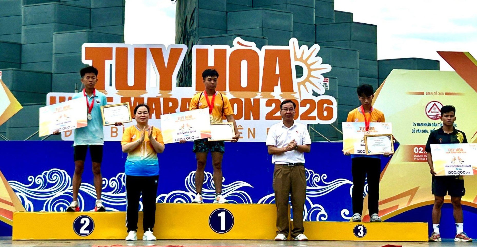 Giải chạy Tuy Hòa ‘Đón bình minh trên biển’: thể thao cộng đồng trên cung đường ven biển