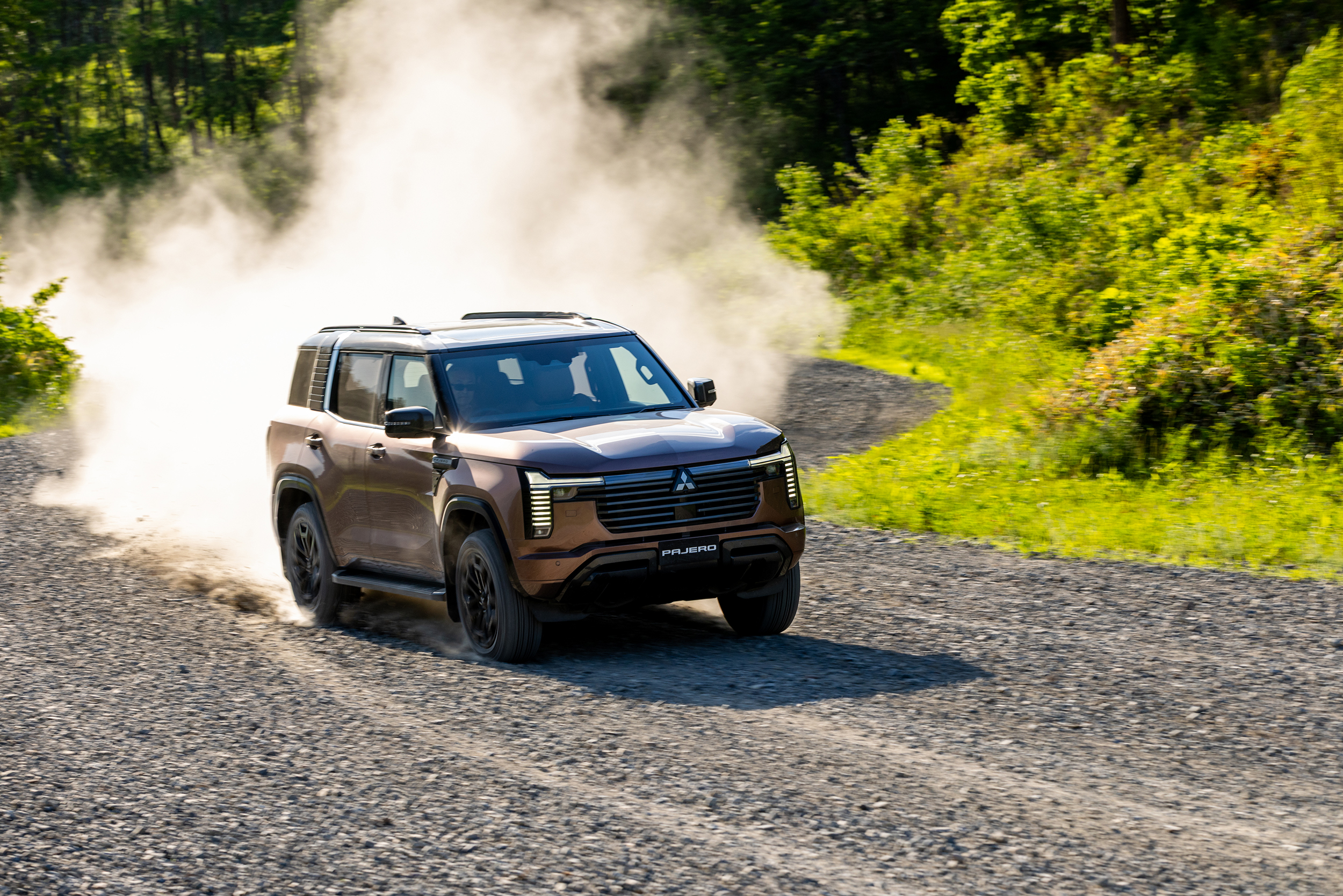 Mitsubishi Pajero thế hệ 5 trở lại và cuộc đấu Prado – Everest