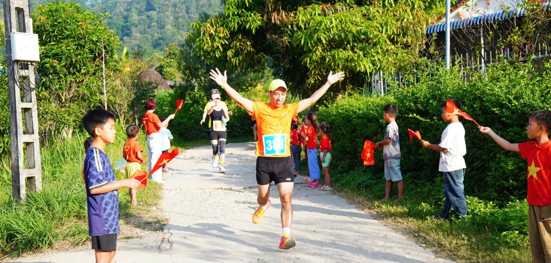350 vận động viên chinh phục giải chạy Dấu chân mùa vàng Khun Há giữa mây ngàn Tây Bắc