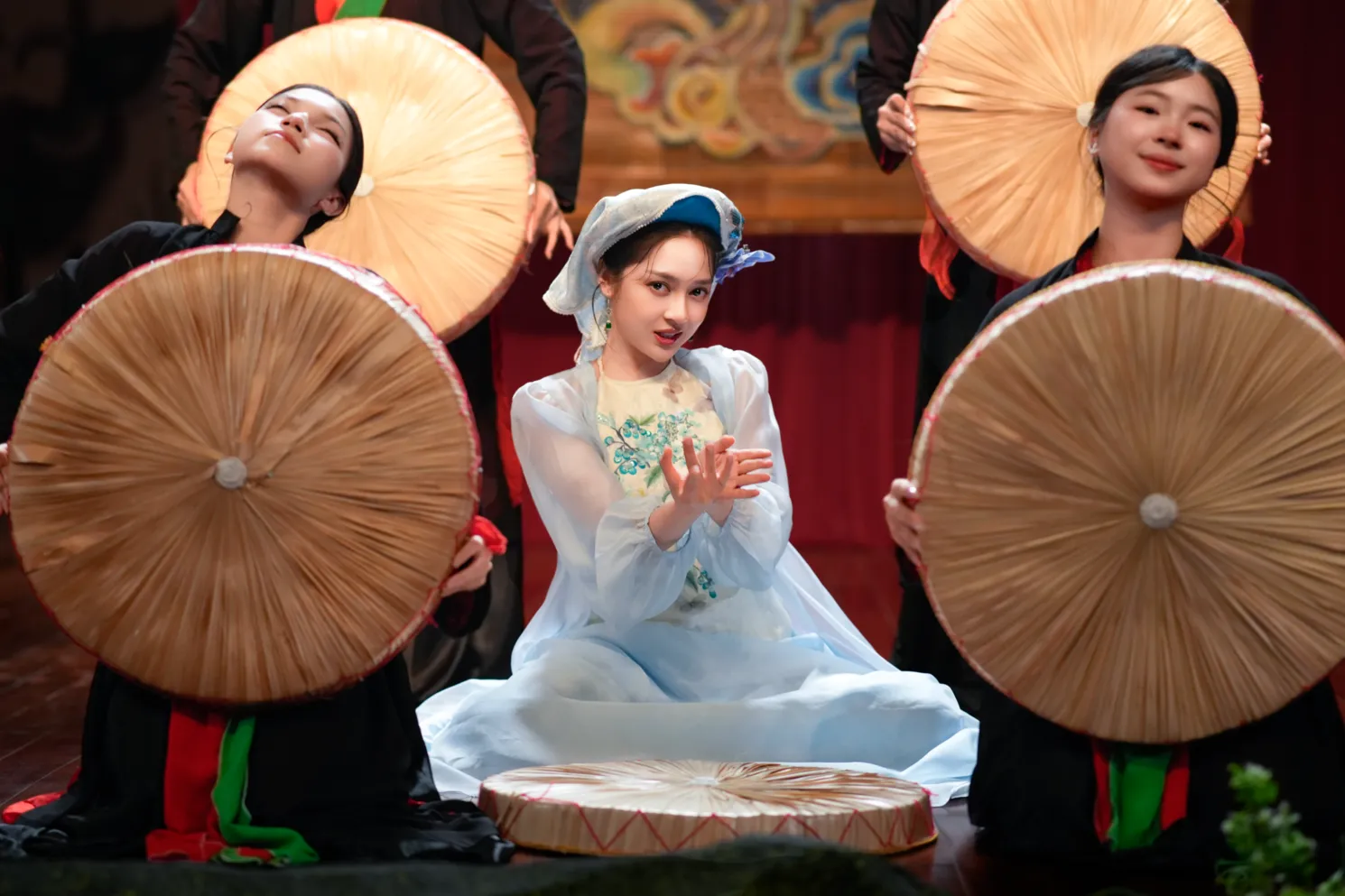 Bảo Anh và Masew tái sinh “Nghiêng nước nghiêng thành” cho Chị chị em em 3