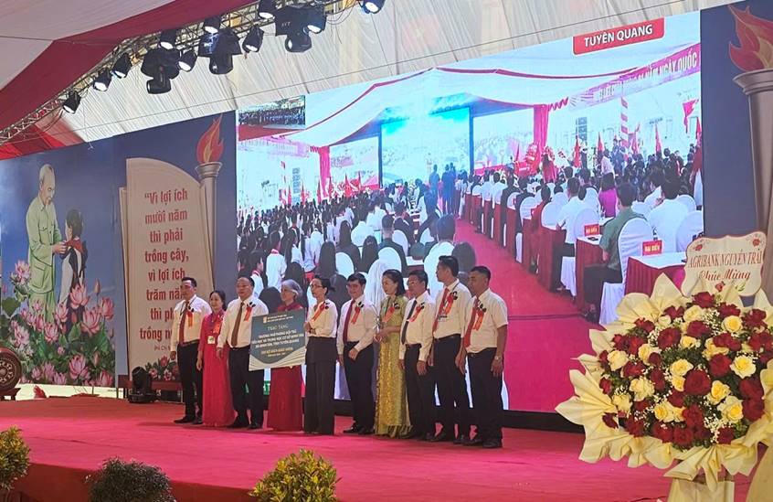 1.000 bộ sách giáo khoa tiếp sức học sinh vùng biên Tuyên Quang