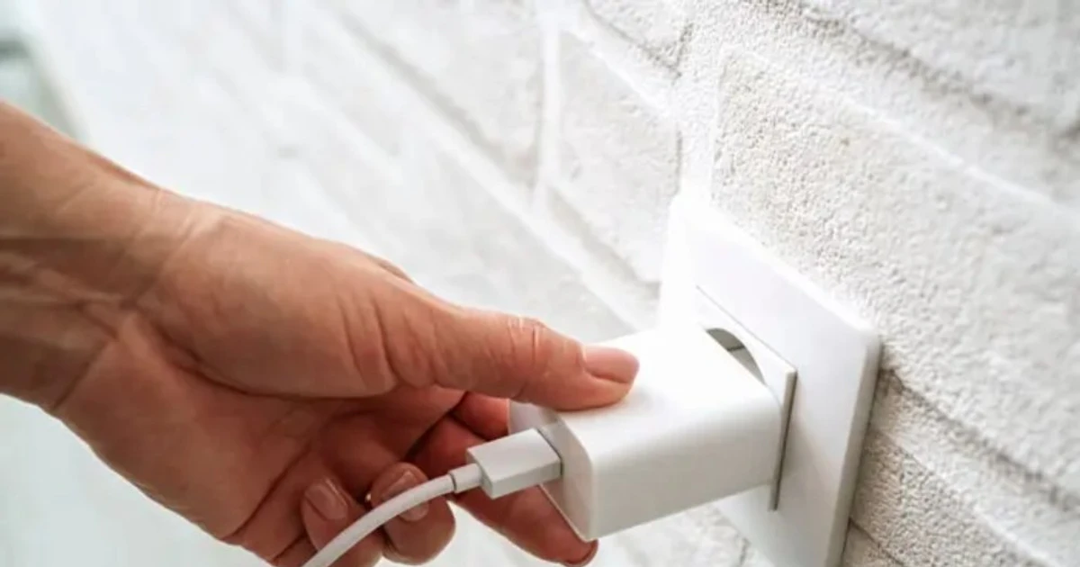 Những nguy hiểm thực sự khi để sạc điện thoại cắm vào ổ cắm